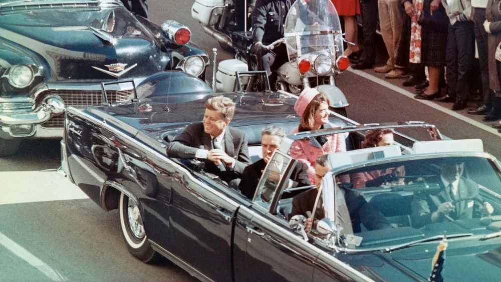 Tổng thống Mỹ John F. Kennedy (hàng ghế thứ ba, bên trái) vào ngày 22-11-1963. Ảnh: Lưu trữ Bettmann/GETTY IMAGES