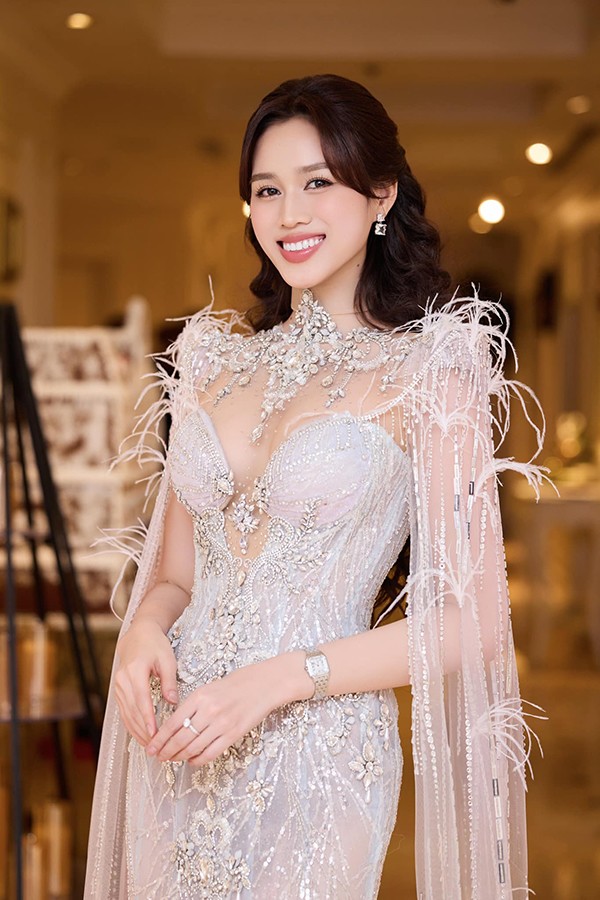 Được biết, sau khi trở về nước với thành tích Top 13 Miss World 2021, Đỗ Thị Hà chăm chỉ chạy show. Cô liên tục xuất hiện ở các sàn catwalk với vị trí first face hoặc vedette.