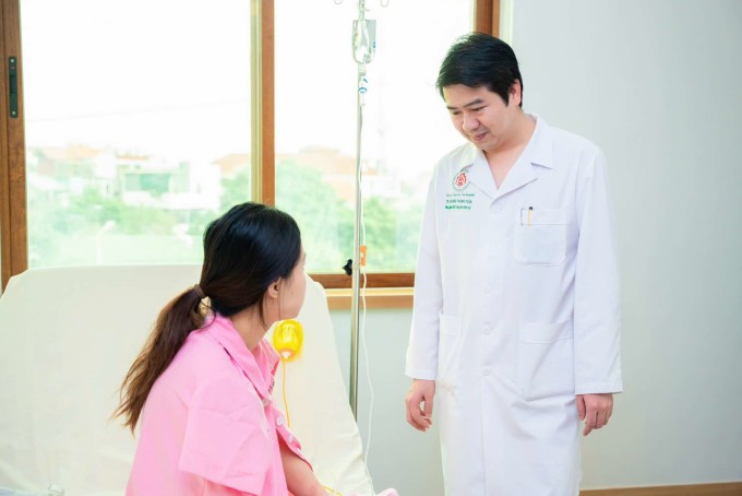 Bác sĩ Tuấn thăm khám cho một bệnh nhân ung thư vú. Ảnh: Linh Anh