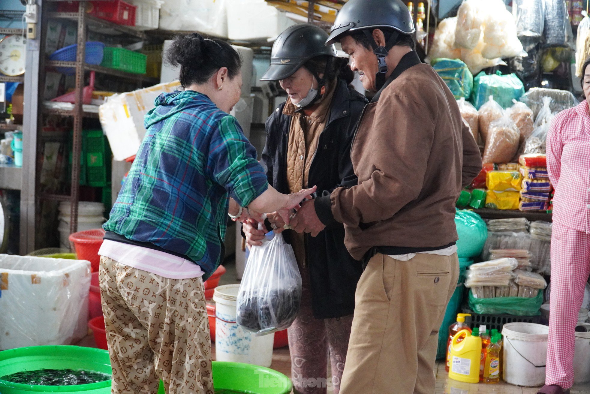 Ngày rằm tháng Giêng, hàng cá phóng sinh đông nghịt, người mua không thèm mặc cả - 6