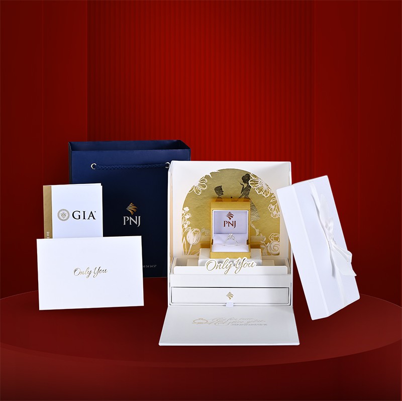 BST nhẫn cầu hôn Only You đi kèm cùng bộ Special GiftBox sang trọng, dịch vụ khắc tên tinh tế, tất cả sẽ tạo nên khoảnh khắc cầu hôn trọn vẹn và ngọt ngào cho lứa đôi.​ Ảnh: PNJ