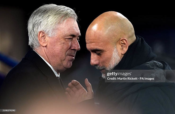 HLV Ancelotti (bên trái) đánh bại Guardiola ngay tại Etihad