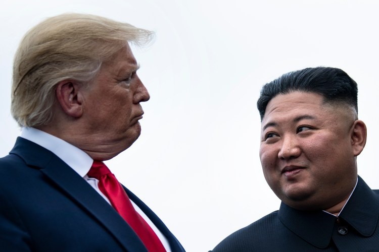 Ông Trump và ông Kim Jong Un trò chuyện tại khu phi quân sự năm 2019. Ảnh: Getty