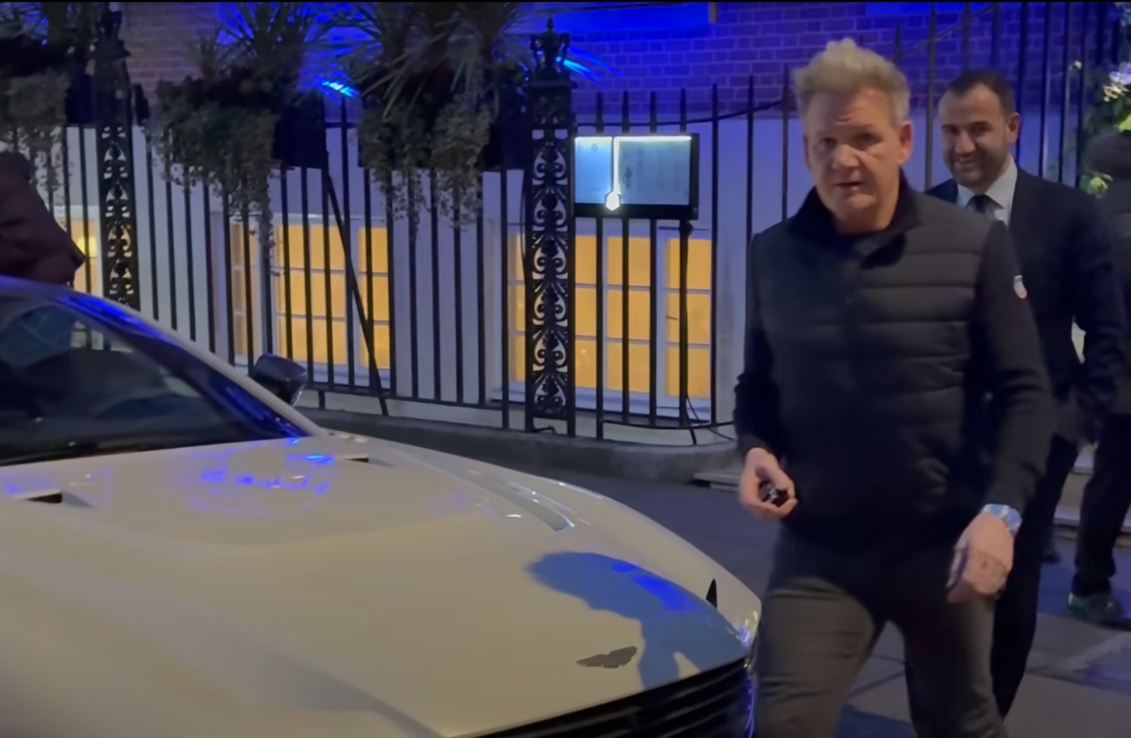 Đầu bếp Gordon Ramsay cầm lái siêu phẩm hơn 77 tỷ đồng của Aston Martin - 1