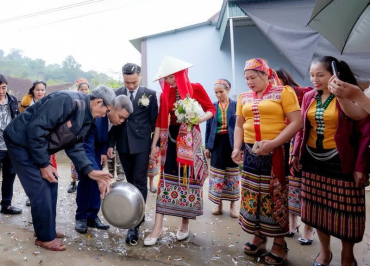 Cô dâu, chú rể thực hiện nghi thức "rửa chân" trước khi bước vào nhà&nbsp;