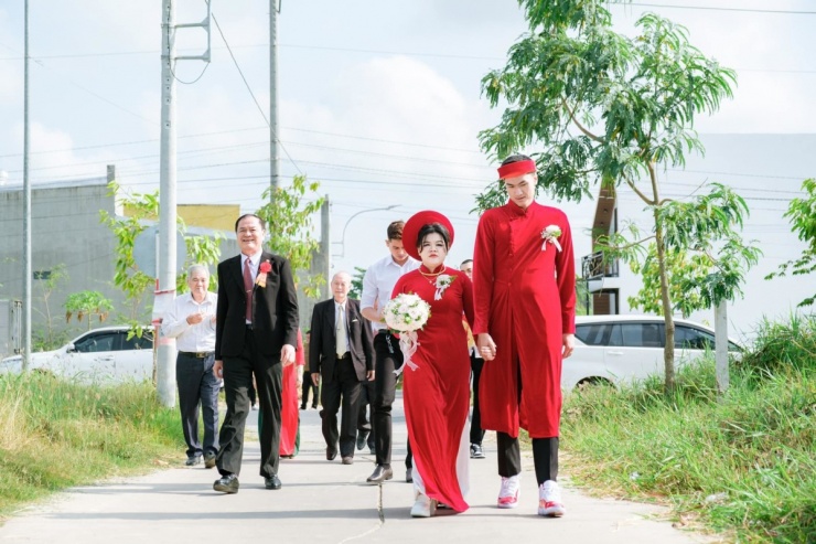 Thúy Uyên cho biết trong những năm tháng hẹn hò, hai người trải qua nhiều thử thách, từ yêu xa, giận hờn, chia tay rồi tái hợp nhưng cuối cùng vẫn ở bên nhau và làm đám cưới.