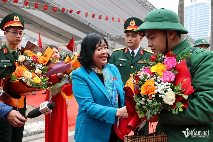 Tại điểm giao quân của quận Ba Đình, Bí thư Thành ủy Hà Nội Bùi Thị Minh Hoài có mặt dự lễ và động viên các tân binh.