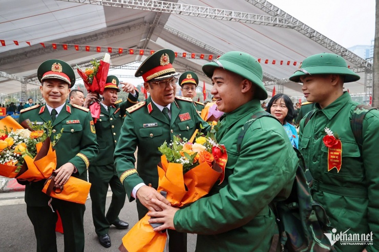 Cũng tại điểm giao quân của quận Ba Đình, Thượng tướng Phạm Hoài Nam, Thứ trưởng Bộ Quốc phòng tới dự và tặng hoa các tân binh.