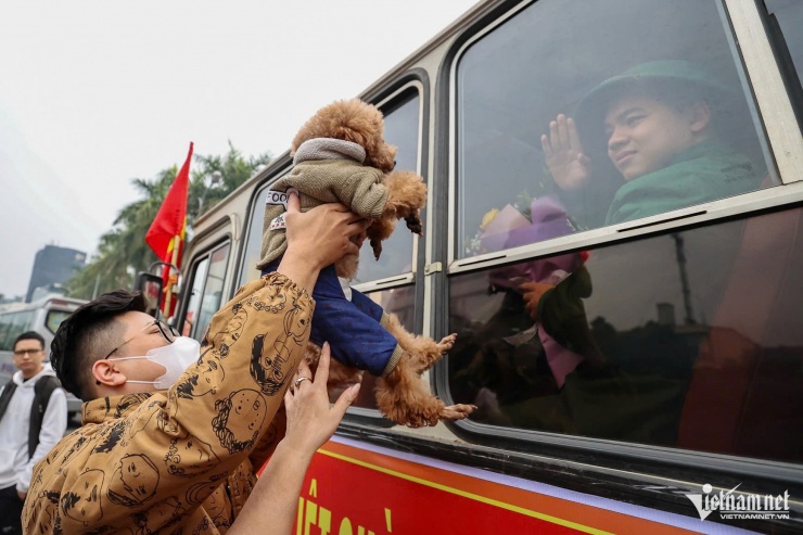 Nguyễn Hoàng Phú cũng phải tạm xa chú chó cưng của mình. Được biết, chàng trai sinh năm 2006 này đã viết đơn tự nguyện nhập ngũ.&nbsp;