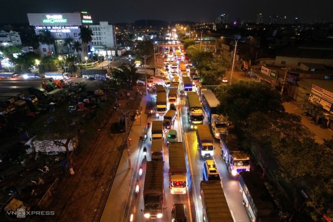 Dòng xe ùn tắc khoảng 5 km trên quốc lộ 1, đoạn qua chợ đầu mối nông sản Thủ Đức. Ảnh: Đình Văn