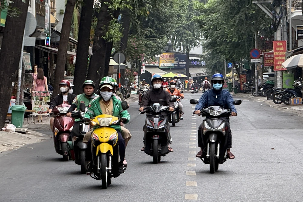 Tất cả xe máy hai bánh và ba bánh khi tham gia giao thông đều phải lắp gương chiếu hậu bên trái. Ảnh: HUỲNH THƠ