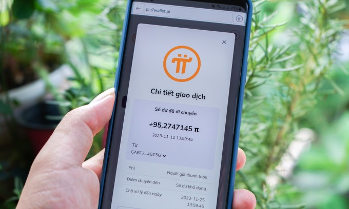 Một smartphone hiển thị giao dịch tiền ảo Pi thử nghiệm vào năm 2023. Ảnh: Bảo Lâm
