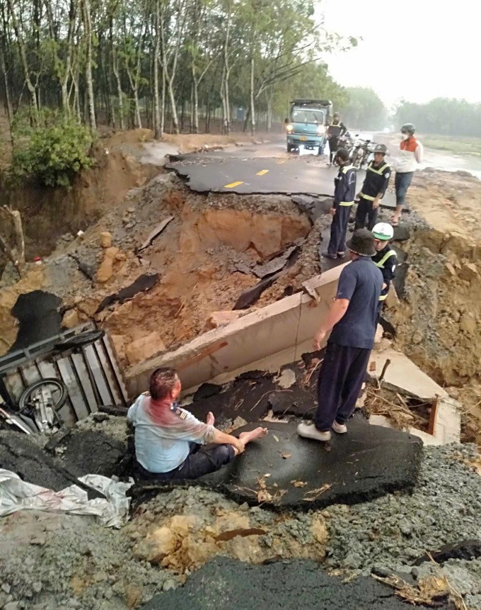 Hiện trường đoạn đường bị sụp lún. Ảnh: Thái Hà