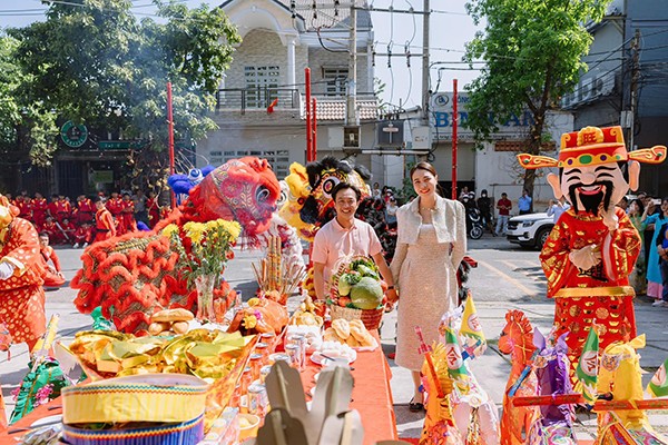 Trước đó, anh cùng khoe ảnh khai xuân cùng vợ.