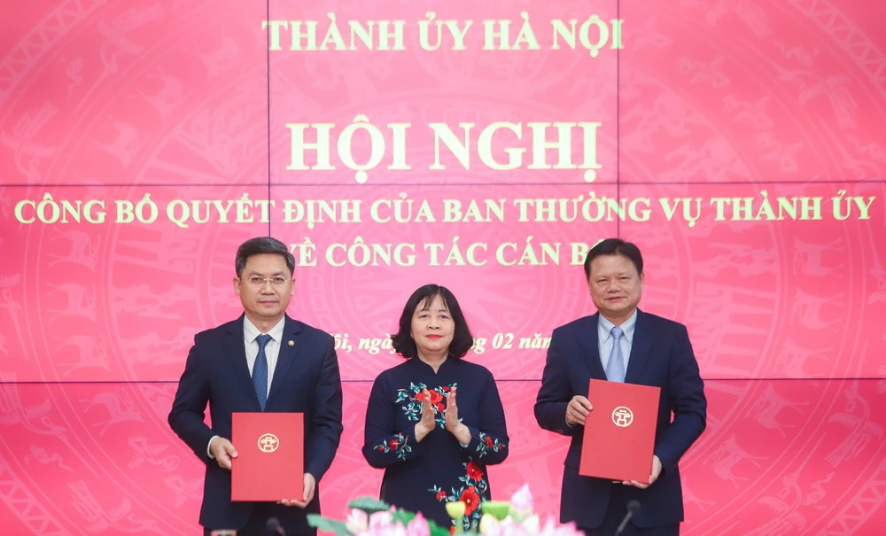 Bí thư Thành ủy Hà Nội Bùi Thị Minh Hoài trao quyết định nghỉ hưu với ông Vũ Đức Bảo (phải) và tân Trưởng Ban Tổ chức Thành ủy với ông Hà Minh Hải (trái).