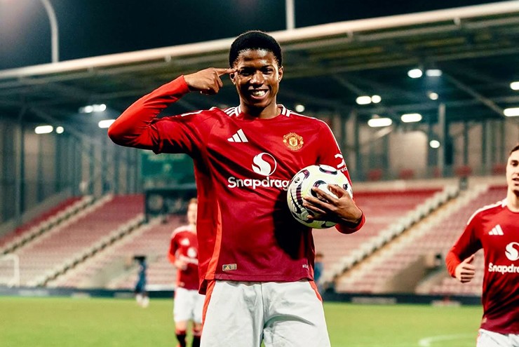 Obi Martin thực hiện&nbsp;màn ăn mừng quen thuộc&nbsp;của Rashford trong chiến thắng 5-1 của U18 MU trước Chelsea