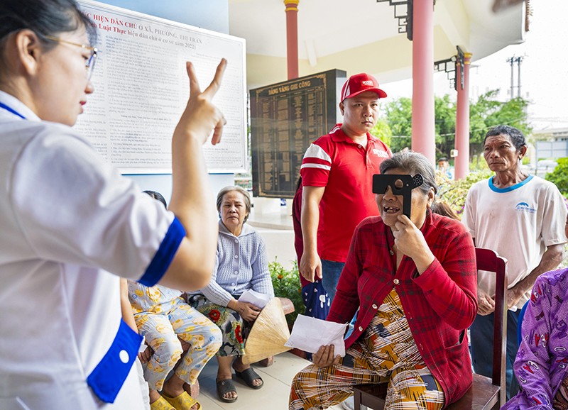 Người dân được các chuyên gia y tế đo mắt, thăm khám và tư vấn sức khỏe để sẵn sàng đón Tết