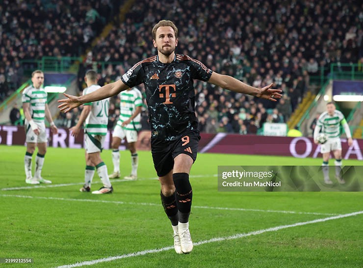 Kane ghi bàn vào lưới Celtic