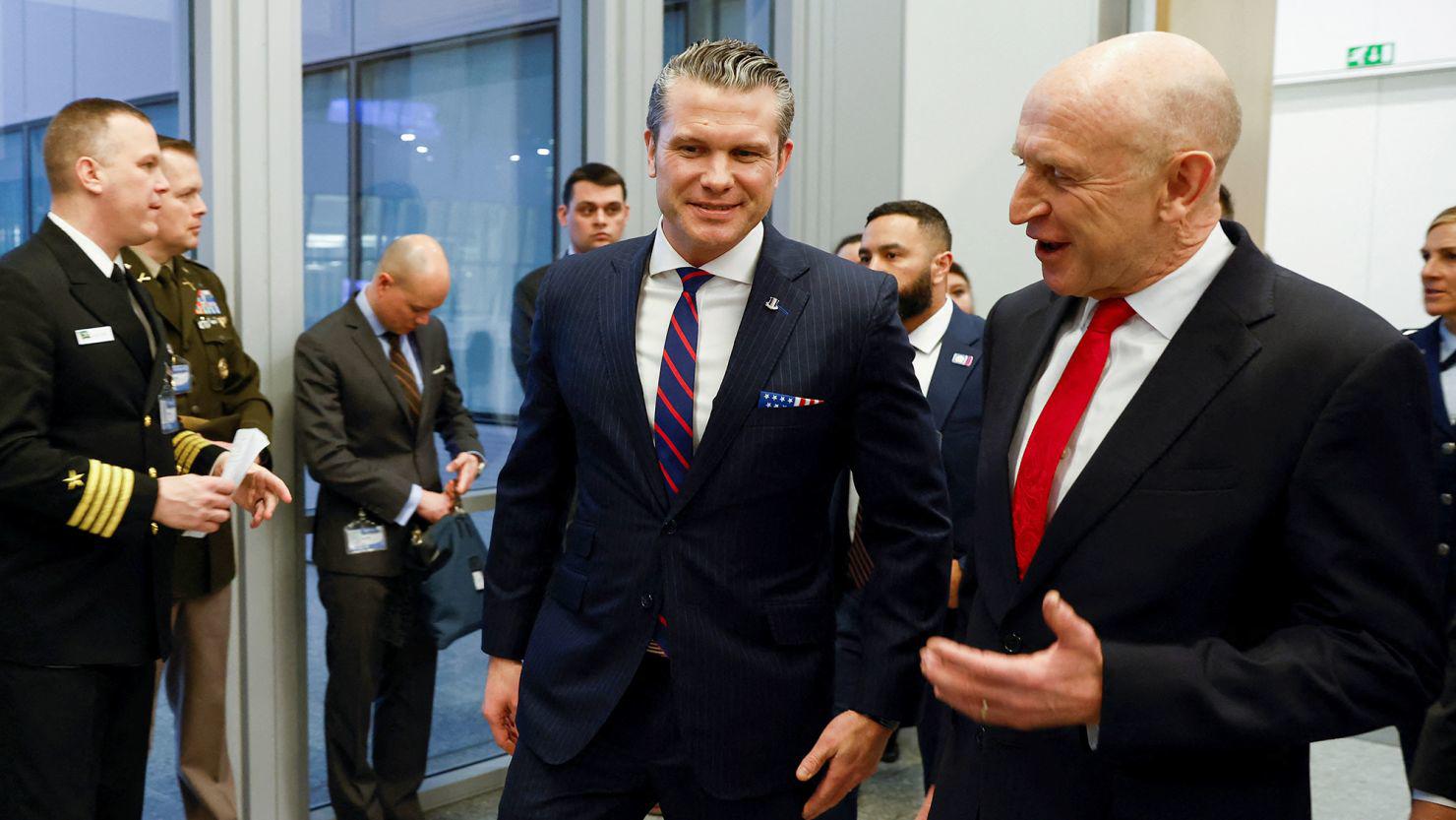 Bộ trưởng Quốc phòng Mỹ Pete Hegseth (trái) tham dự cuộc họp ở Brussels, Bỉ hôm 12/2.&nbsp;Ảnh: CNN.