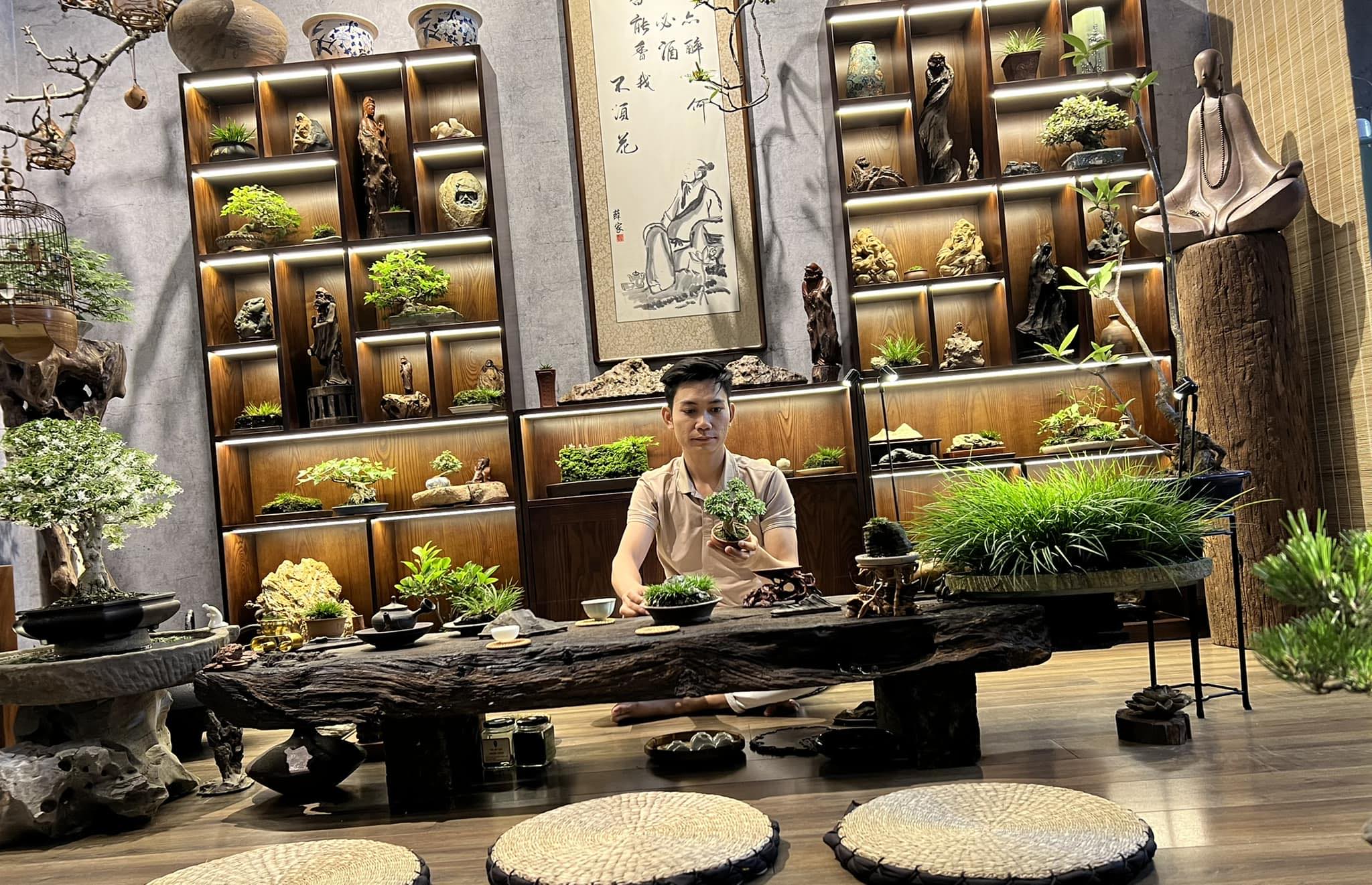 Trong vườn nhà anh có hàng trăm chậu cây bonsai mini và siêu mini dùng để bàn trà hoặc trang trí phòng khách.