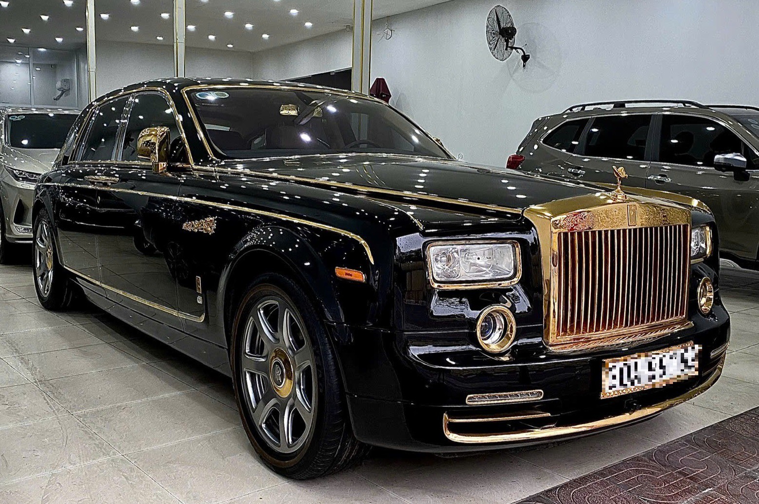 Xe Rolls-Royce Phantom mạ vàng trưng bày tại một Showroom Auto tại Hà Nội.