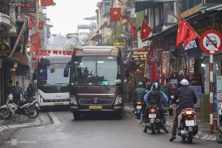 Xe trên 16 chỗ &#39;khuấy đảo&#39; phố cổ Hà Nội - 2