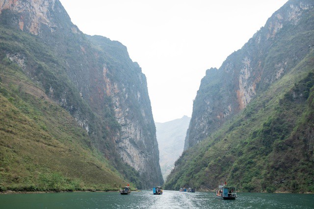 Mang vẻ đẹp kỳ bí, uốn lượn qua các vách núi, hẻm vực Tu Sản thăm thẳm tạo nên cảnh quan thiên nhiên hùng vĩ. Được mệnh danh hẻm vực sâu nhất Đông Nam Á, nơi đây là điểm du lịch yêu thích của cao nguyên đá Đồng Văn. Ảnh: Thanh Hải