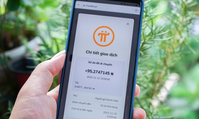 Một smartphone hiển thị giao dịch tiền ảo Pi thử nghiệm vào năm 2023. Ảnh: Bảo Lâm
