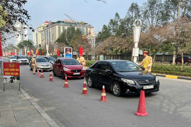 Lực lượng CSGT Công an tỉnh Thanh Hóa kiểm tra nồng độ cồn trên đại lộ Lê Lợi, TP Thanh Hóa