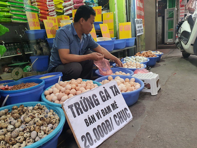 Các gian hàng nhỏ lẻ chuyên bán trứng gà cũng chỉ bán với giá 20 nghìn đồng/chục.