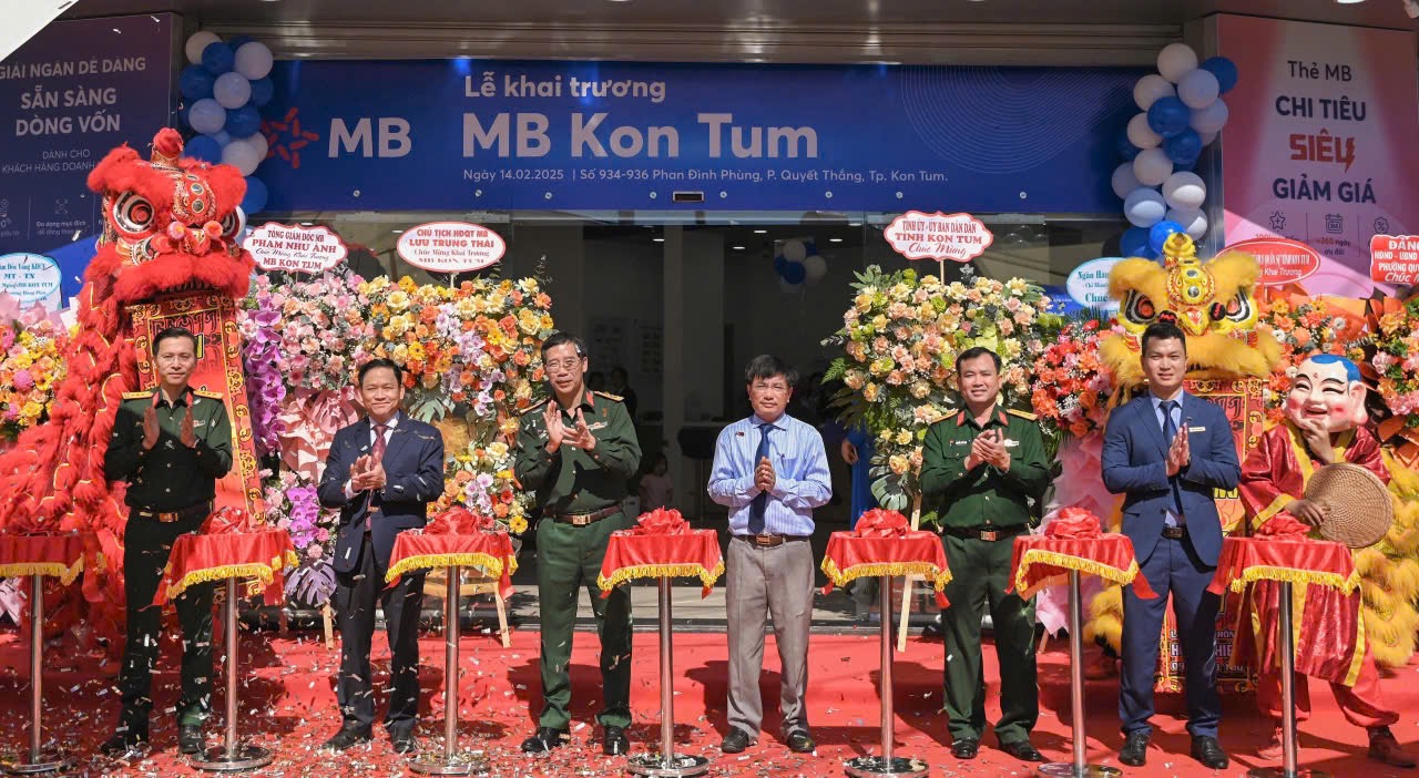 Các đại biểu cắt băng khai trương MB Kon Tum