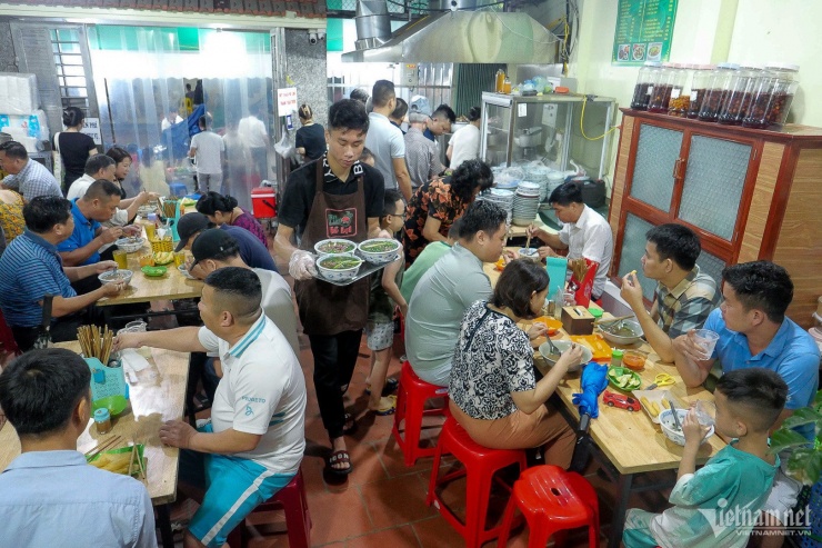 Quán phở mà vị khách Nhật ghé thăm luôn đông khách dù nằm khá xa trung tâm Hà Nội. Ảnh: Linh Trang