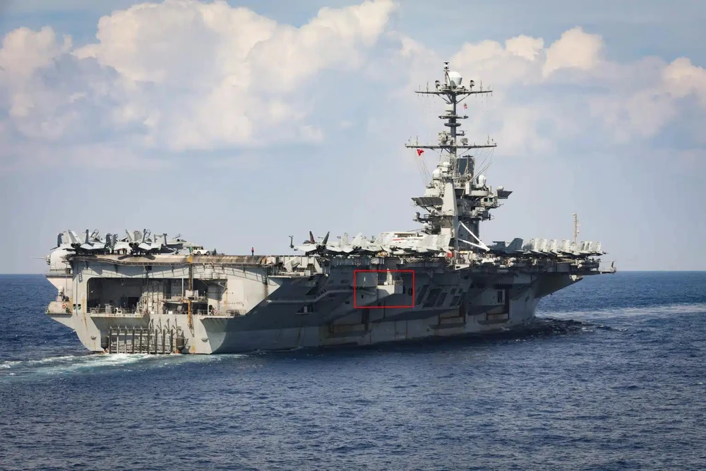 Tàu sân bay USS Harry S. Truman khi đi qua Biển Đỏ hồi giữa tháng 1 (vùng khoanh đỏ là cấu trúc bị thiệt hại trong vụ va chạm hôm 12-2). Ảnh: US NAVAL