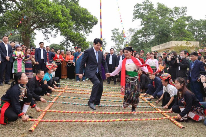 Chủ tịch nước Lương Cường cùng nhân dân nhảy sạp tại ngày hội sắc xuân trên mọi miền Tổ quốc. Ảnh: Lê Phú