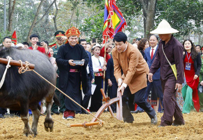 Chủ tịch nước Lương Cường thực hiện nghi thức mở xá cày đầu tiên trong Lễ xuống đồng của dân tộc Mường. Ảnh: TTXVN