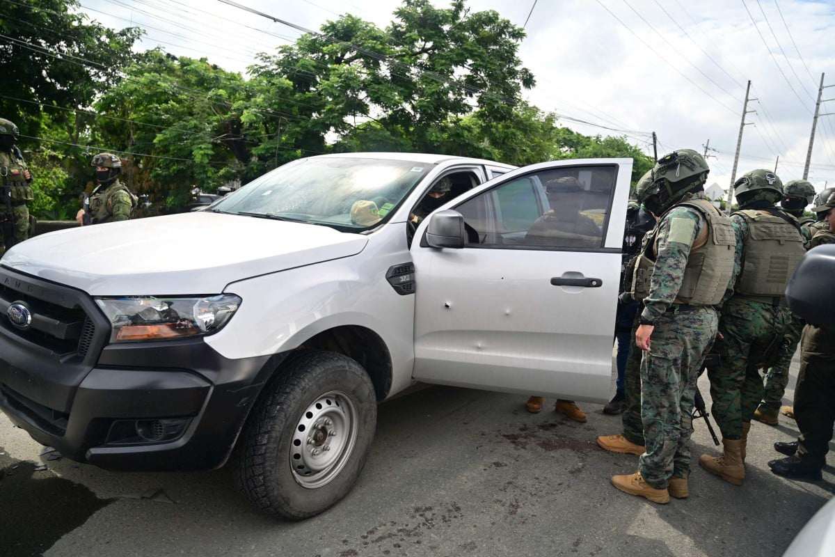 Quân đội kiểm tra chiếc xe chở đại tá Porfirio Cedeno, người vừa bị ám sát (ảnh: AFP)