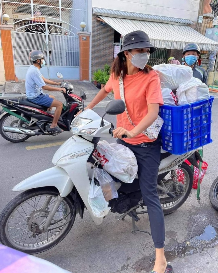 'Ngày xưa đã thế và bây giờ vẫn thoải mái như vậy. Tôi không thích gò mình để trở thành một người lúc nào cũng phải lộng lẫy trong váy áo đắt tiền. Và tôi tin khán giả vẫn thích tôi là H'Hen Niê giản dị, mộc mạc hơn', hoa hậu nói.