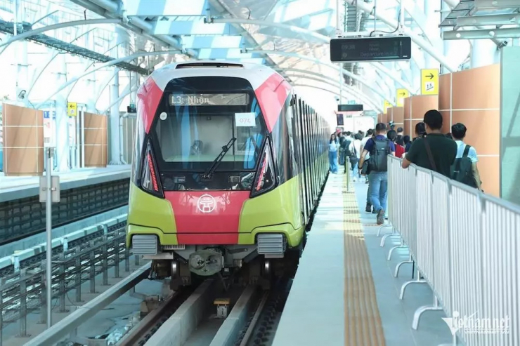 Hơn 60% hành khách đi Metro Nhổn - ga Hà Nội sử dụng vé tháng. Ảnh: N. Huyền&nbsp;