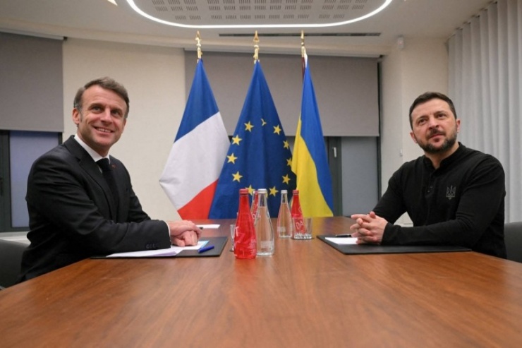 Tổng thống Pháp Emmanuel Macron (trái) và Tổng thống Ukraine Volodymyr Zelensky. Ảnh Reuters.&nbsp;