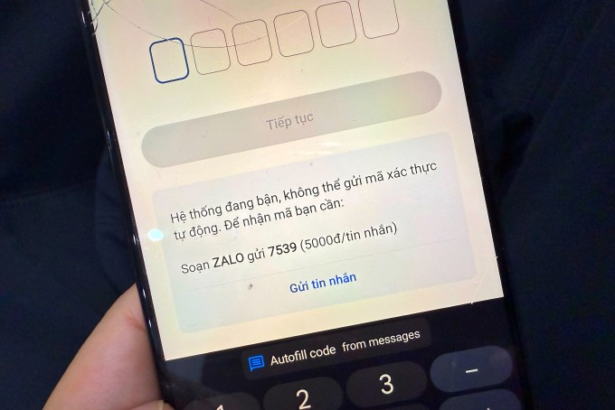 Thông báo của Zalo về việc hệ thống bận và đề nghị người dùng soạn tin nhắn với phí 5.000 đồng. Ảnh: Tuấn Hưng