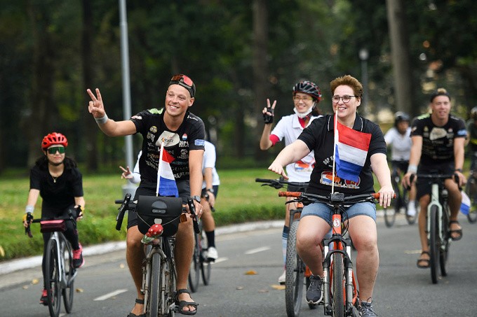 Sven Broekhuizen (bên trái), một trong hai chàng trai hành trình đạp xe đến Việt Nam tham gia sự kiện sáng nay ở TP HCM. Ảnh: Hạ Giang