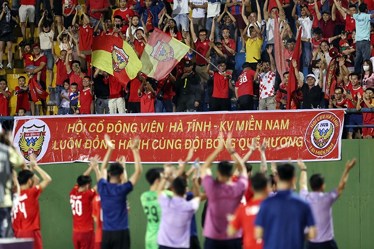 Các cổ động viên Hồng Lĩnh Hà Tĩnh ăn mừng "chiến tích" 13 trận bất bại của đội nhà.