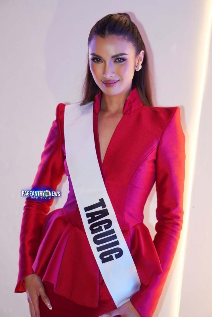 Katrina Llegado - á hậu 5 Reina Hispanoamericana 2019 - trở lại chinh phục vương miện Hoa hậu Hoàn vũ Philippines 2025. Katrina năm nay 24 tuổi, là người mẫu, diễn viên và doanh nhân. Cô có bằng cử nhân Quản lý Tài chính.