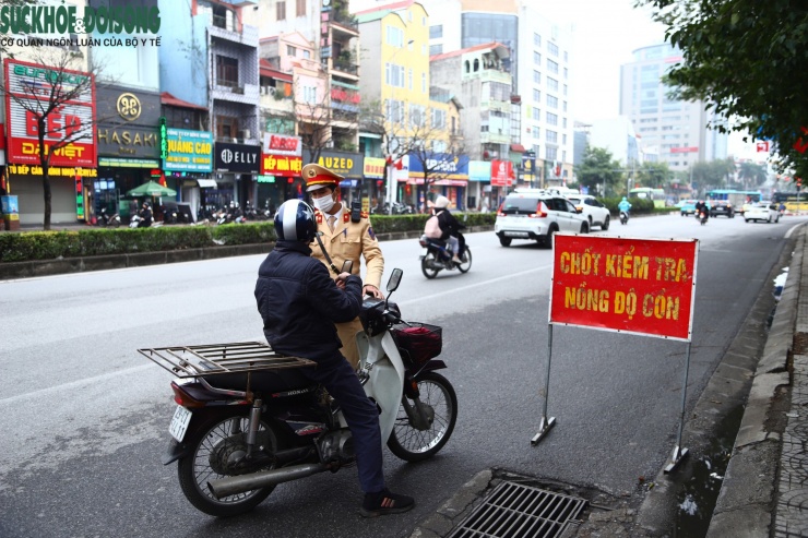 Tổ công tác thuộc Đội CSGT đường bộ số 5 thực hiện kiểm soát, xử lý vi phạm nồng độ cồn trên tuyến Nguyễn Văn Cừ (hướng di chuyển vào trung tâm thành phố).