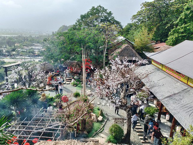 Đông đảo bạn trẻ tìm đến chùa để check-in. Ảnh: Hữu Tùng