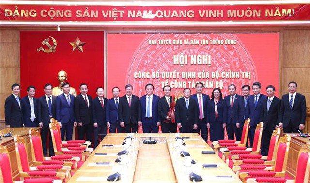 Lãnh đạo Ban Tuyên giáo và Dân vận Trung ương tặng hoa chúc mừng ông Huỳnh Thành Đạt. Ảnh: TTXVN