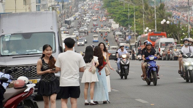 Nhiều bạn trẻ tràn ra đường để quay phim nên khá nguy hiểm