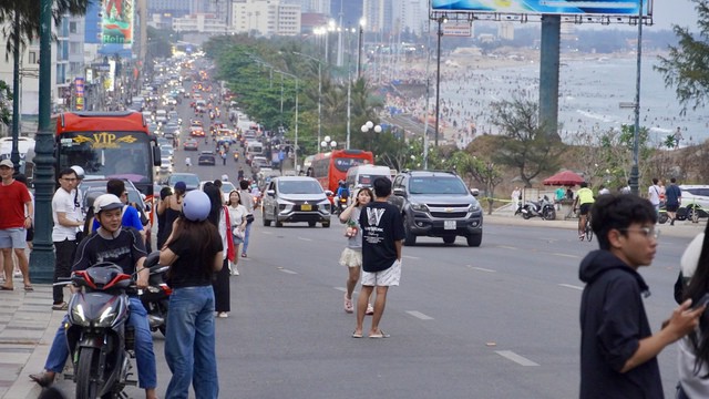 Buổi chiều là thời điểm đông du khách nhất