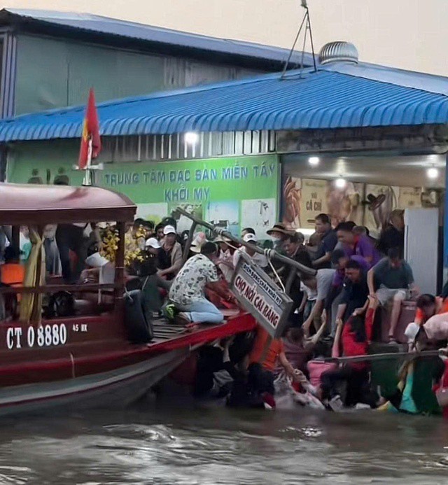 Nhiều du khách rơi xuống sông ngày 16-2. Nguồn: mạng xã hội