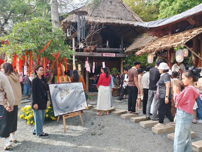 Nhiều góc tại chùa được trang trí đẹp đẽ, "cứ giơ máy là có ảnh đẹp mang về". Ảnh: Hữu Tùng